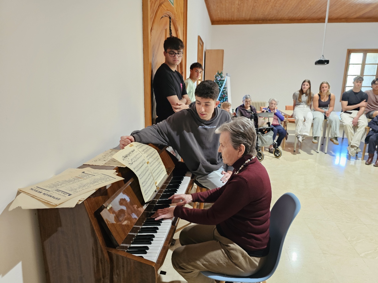 Diego y Charo juntos al piano