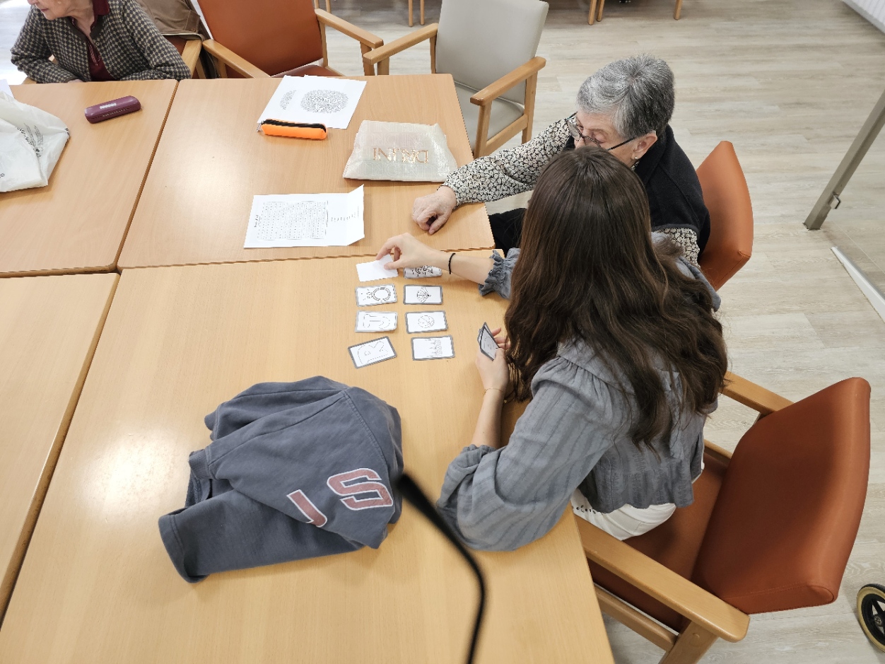 Elsa y una residente jugando a encajar parejas de cartas