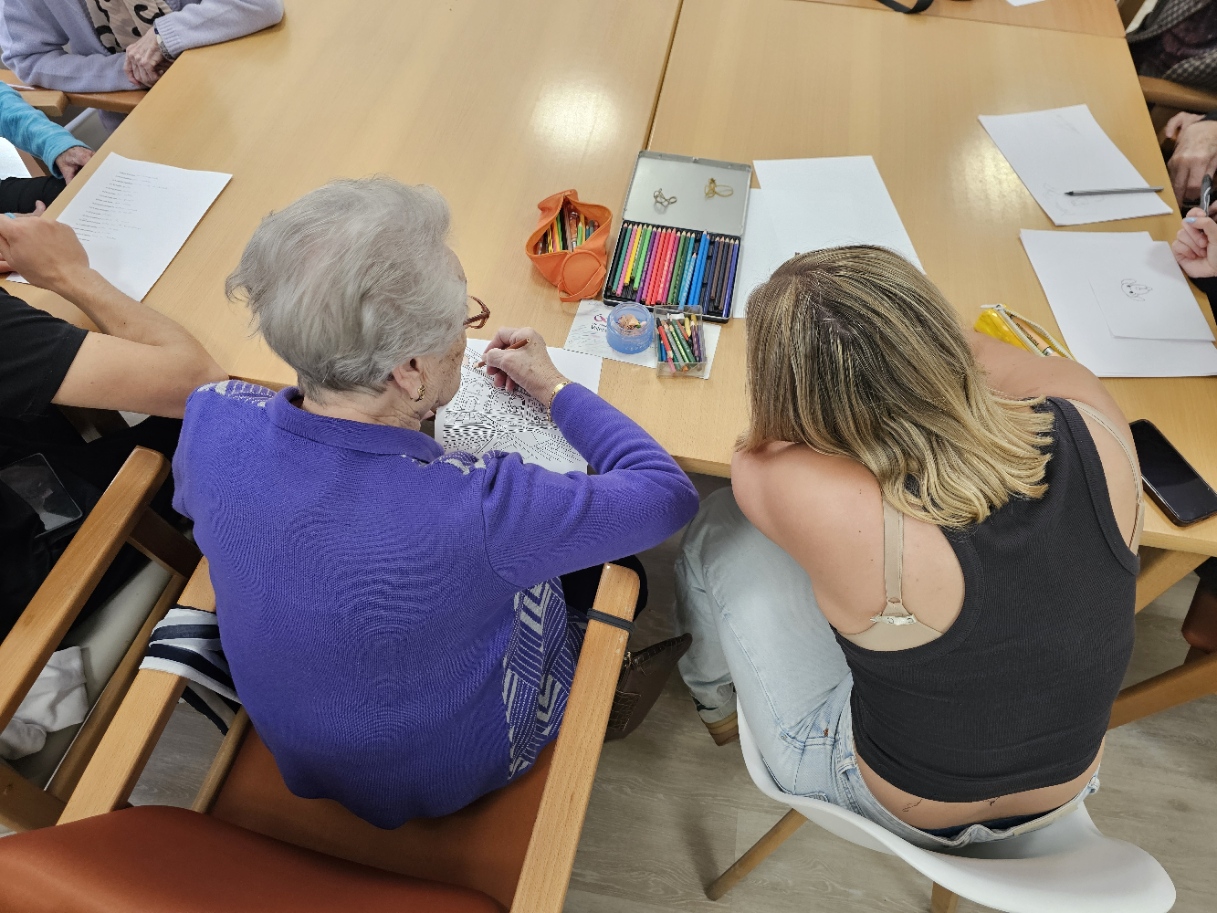 Estudiante y persona mayor coloreando juntos con pinturas de colores