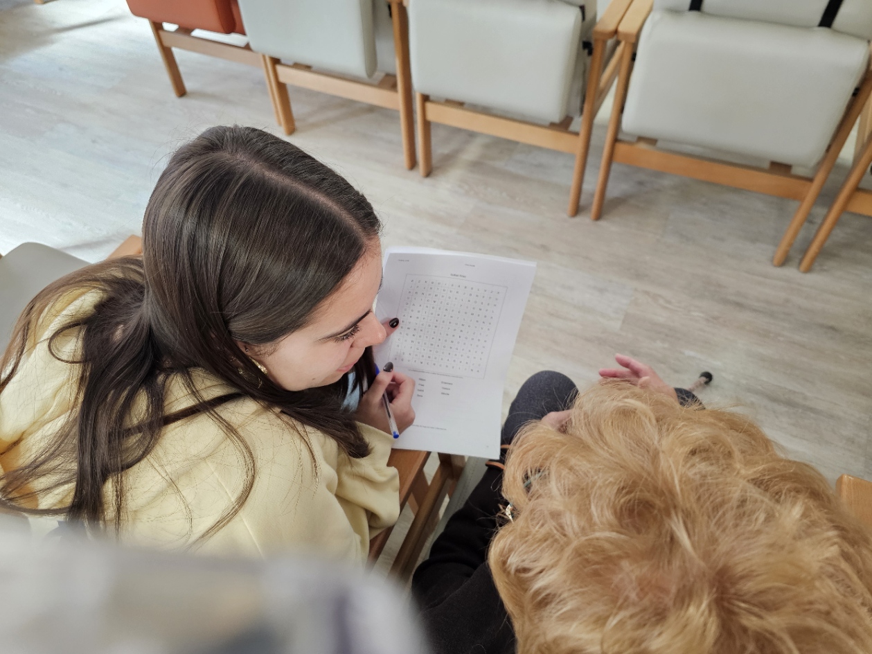 Estudiante y persona mayor compartiendo un momento de la sesión