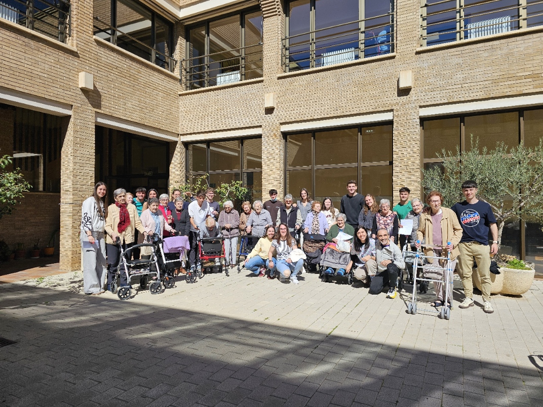 Foto de familia del grupo del martes — estudiantes y residentes al final de la sesión