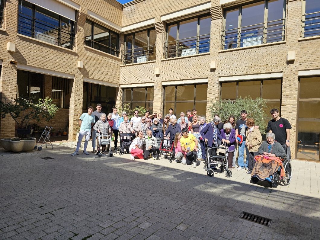 Foto de familia del grupo del miércoles — estudiantes y residentes al final de la sesión