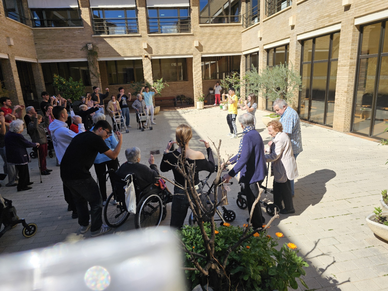 Izarbe dirigiendo al grupo en la actividad de ritmo y baile