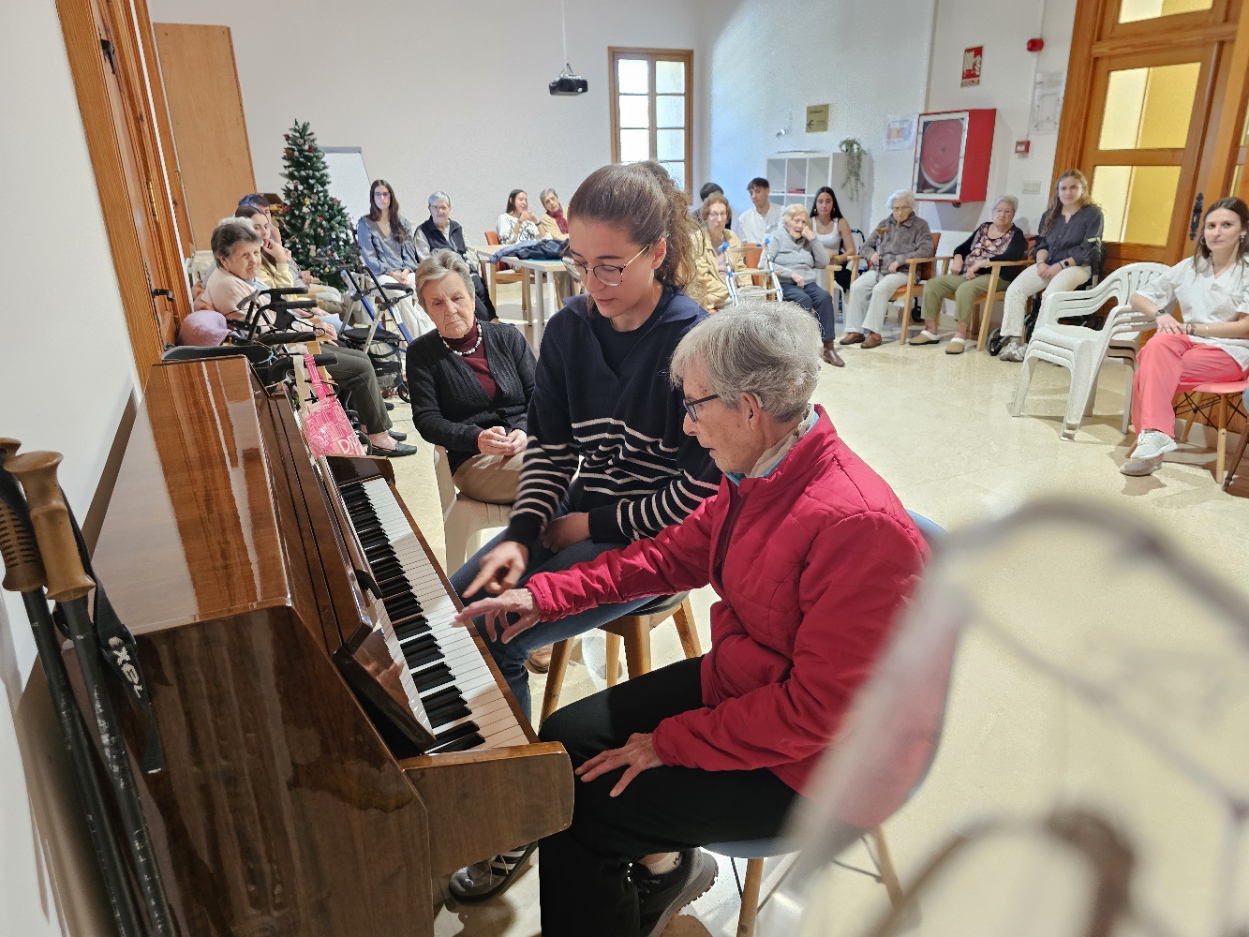 Irene e Irene tocando juntas al piano en la capilla de la residencia