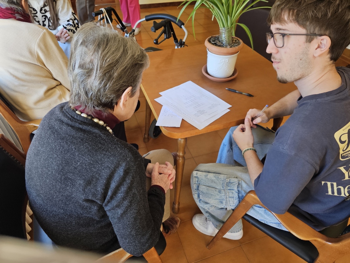 Jorge y Charo resolviendo juntos el crucigrama personalizado